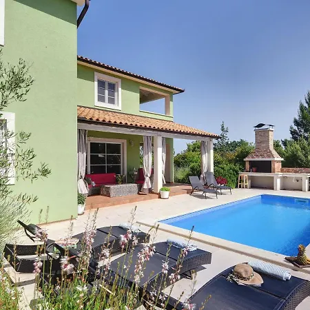 In Near With Pool *